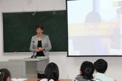 公司举办2015级国际班新生专业介绍会