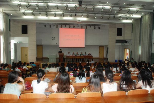 太阳成集团tyc33455cc(会硕中心)2014级研究生开学典礼隆重举行