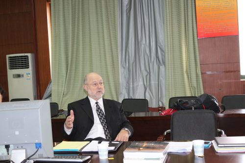 美国伊利诺伊大学春田分校会计系主任与公司教师进行课程交流