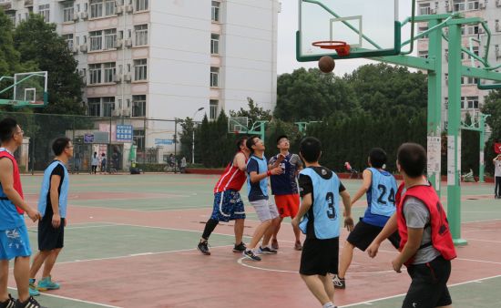 太阳成集团tyc33455cc研一研二篮球对抗赛成功举办