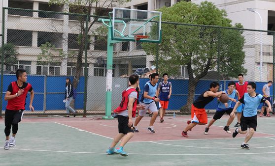 太阳成集团tyc33455cc研一研二篮球对抗赛成功举办