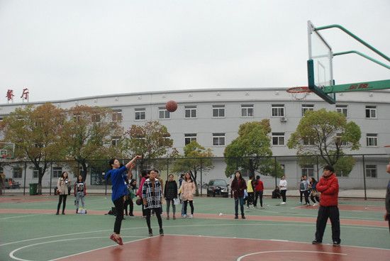 太阳成集团tyc33455cc研究生篮球友谊赛成功举办